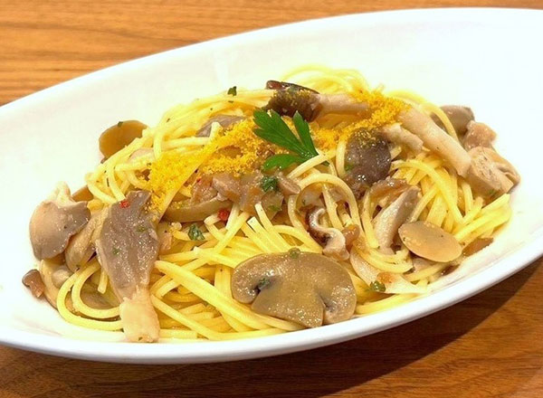 たっぷりきのことからすみのパスタ