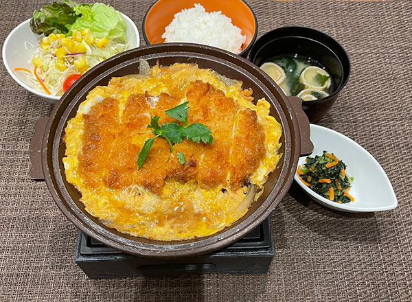 熱々!陶板かつ煮膳